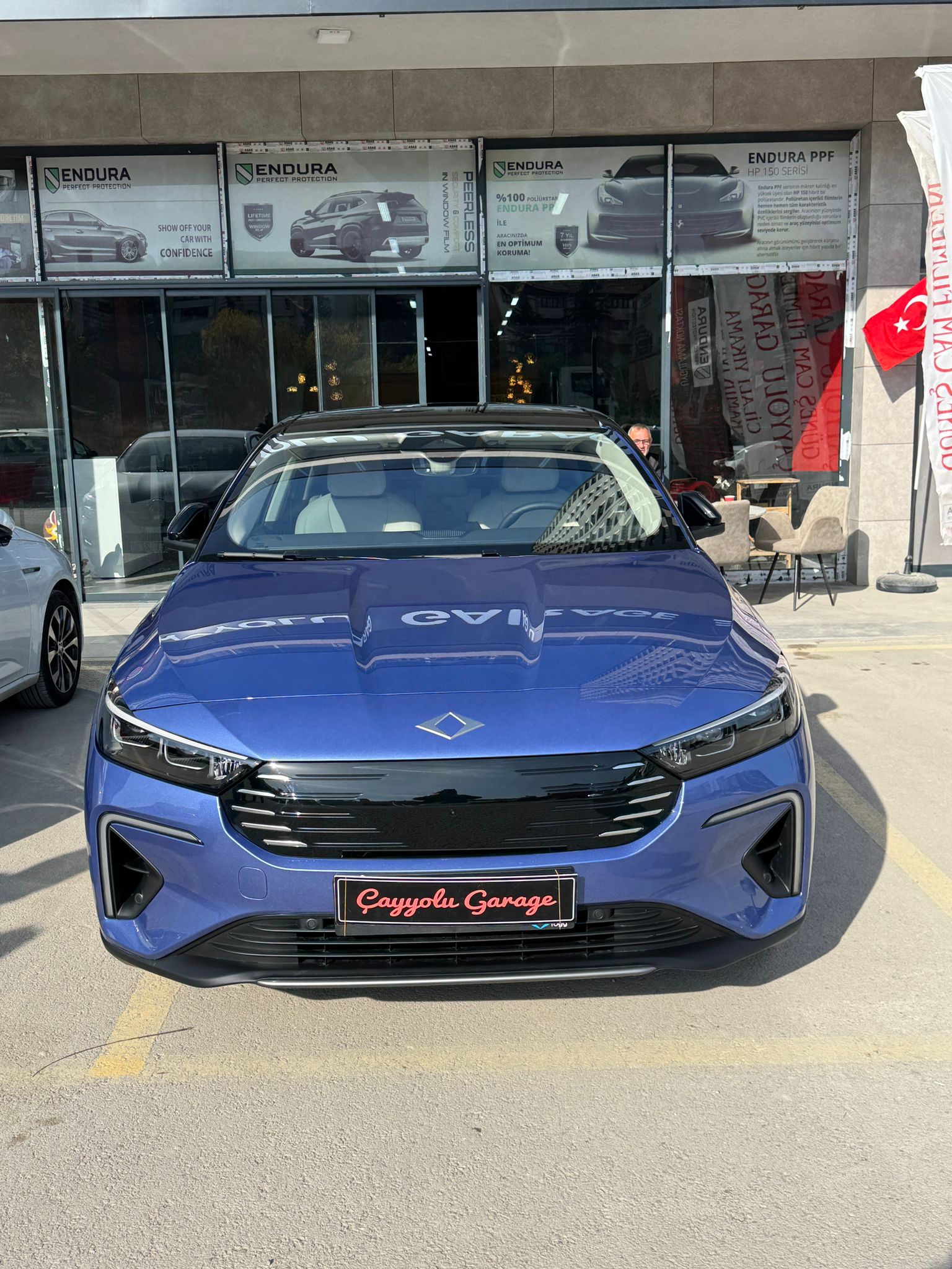 Çayyolu Garage önünde Endura bayisi görünümüyle araç